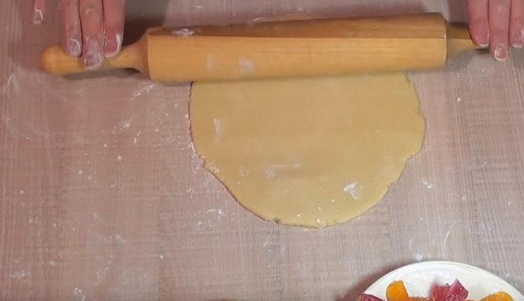 Rotoliamo ogni pezzo di pasta in un cerchio.