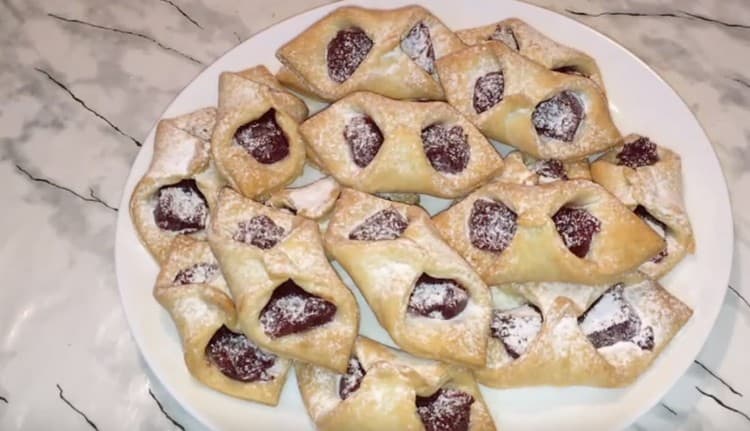 I biscotti pronti con marmellata possono essere inoltre cosparsi di zucchero a velo.