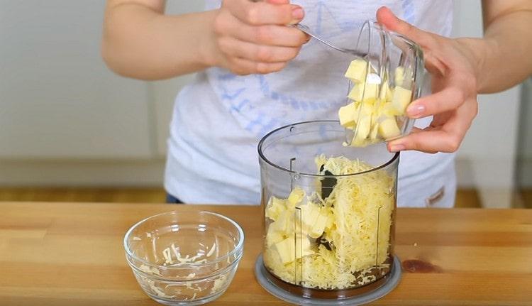 Aggiungi il burro nel formaggio, tagliato a pezzi.