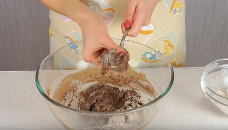 Prima mescoliamo l'impasto con un cucchiaio, quindi procediamo all'impasto con le mani.