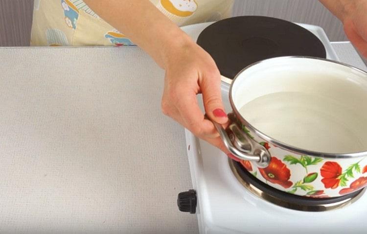 Mettiamo una pentola con acqua sul fuoco.