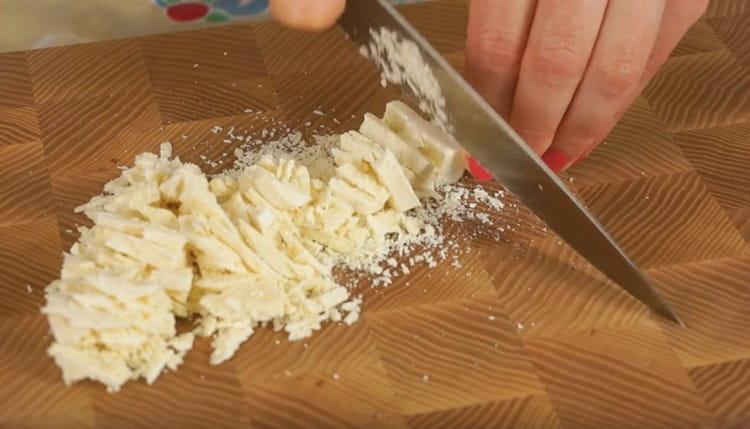 Con un coltello tagliamo il cioccolato bianco.