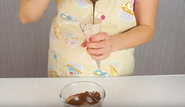 Spostiamo la glassa al cioccolato fondente nella cornetta.