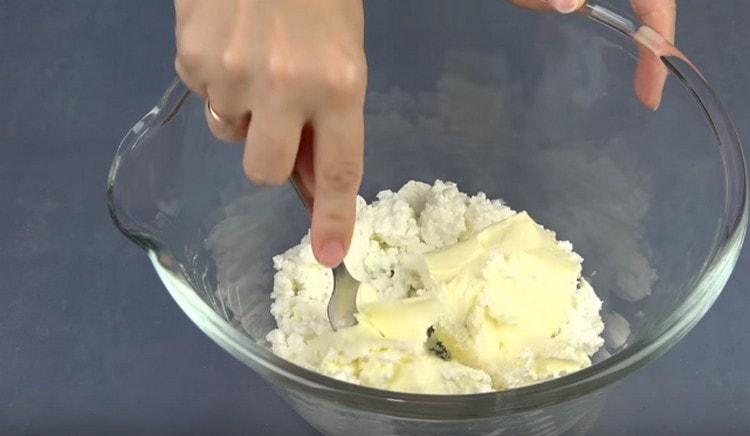 Impastare il burro con la ricotta con una forchetta.