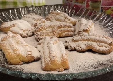 Latte al forno con biscotti fatti in casa - sfuso e tenero