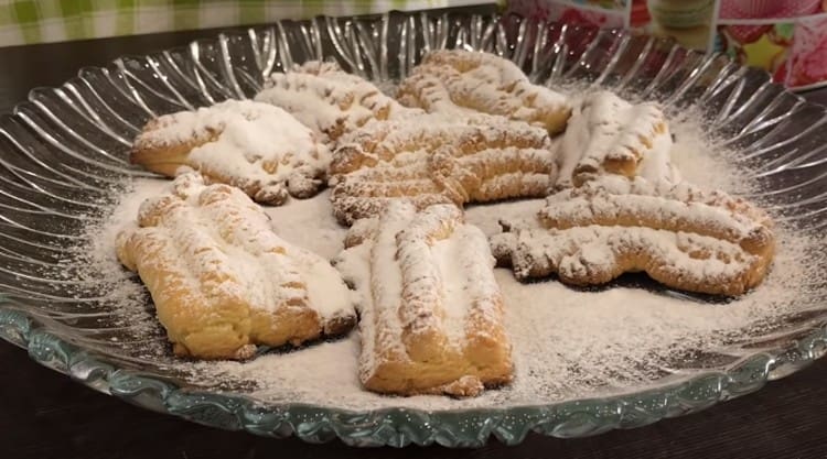 Quando servi i biscotti, puoi cospargere il latte cotto con zucchero a velo.