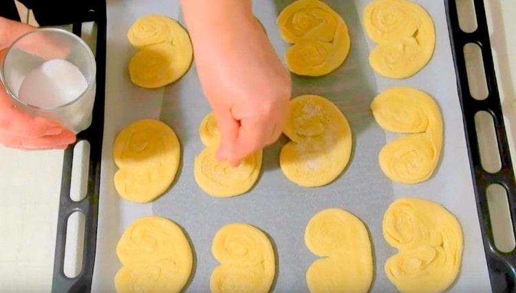 Prima di inviarlo al forno, cospargere di nuovo i biscotti con lo zucchero.