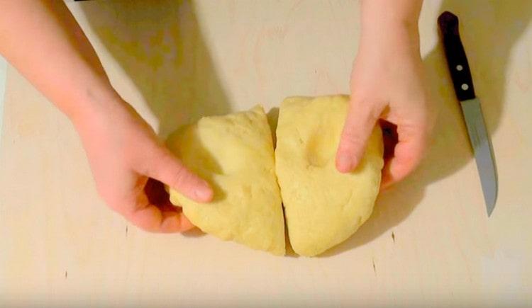 Dividiamo a metà l'impasto preparato.