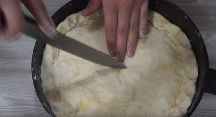 Al centro della torta facciamo un'incisione a forma di croce e la allungiamo un po '.