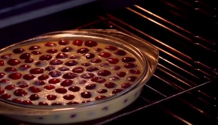 Metti la torta in un forno ben preriscaldato.