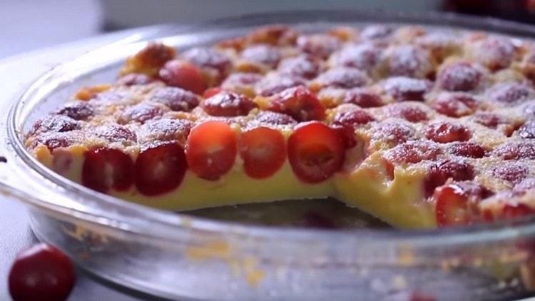 Prima di servire, questa torta di ciliegie può essere cosparsa di zucchero a velo.