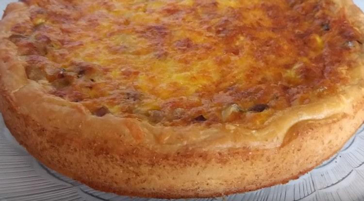 La torta ai funghi risulta essere molto gustosa, con una deliziosa crosta di formaggio.