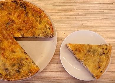 Aprire la torta con cavolo e funghi su un impasto sottile e sano