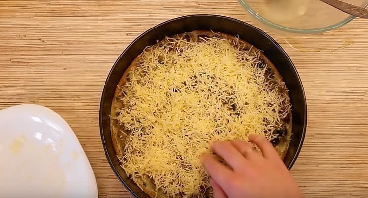 Prima di andare al forno, cospargere la torta di formaggio.