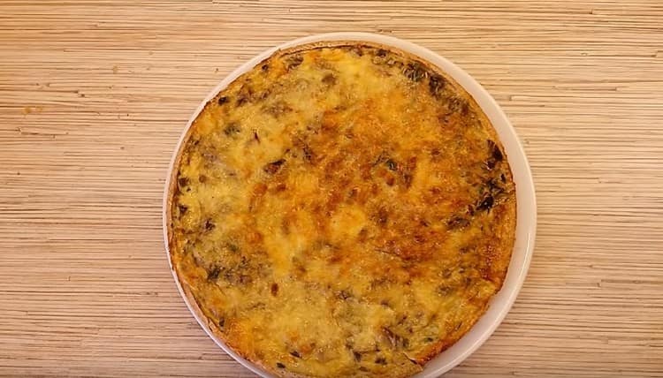 Qui abbiamo una torta così bella con cavolo e funghi.