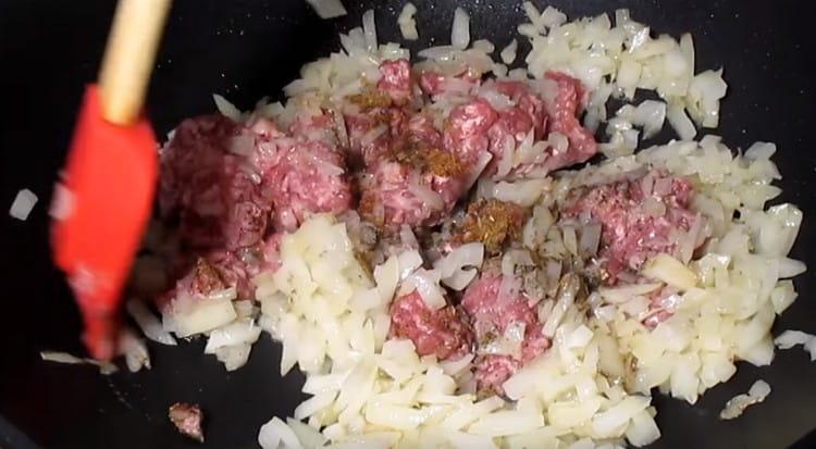 Aggiungi carne macinata alla cipolla e spezie.