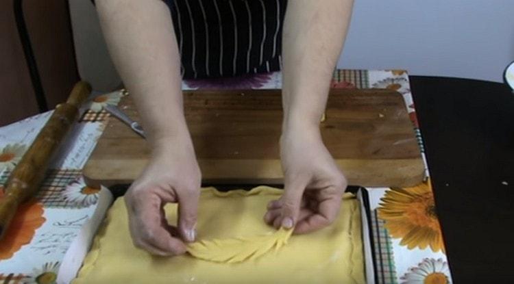 Dai resti dell'impasto puoi realizzare decorazioni per la torta.