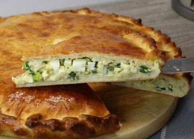 Una torta meravigliosa con cipolle e uova - deliziosa e delicata