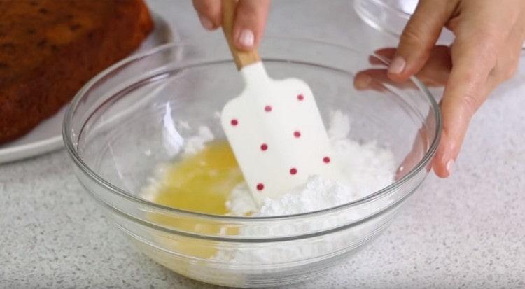 Mescola il succo con lo zucchero a velo, regolando la densità della glassa.