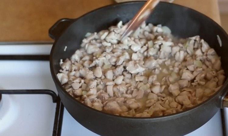 Distribuiamo la carne sulla cipolla e friggiamo fino a quando il liquido evapora.