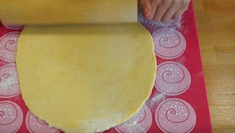 Stendi il primo pezzo di pasta.