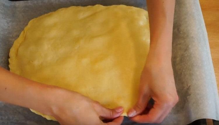 stendiamo il secondo pezzo di pasta e lo copriamo con una torta.