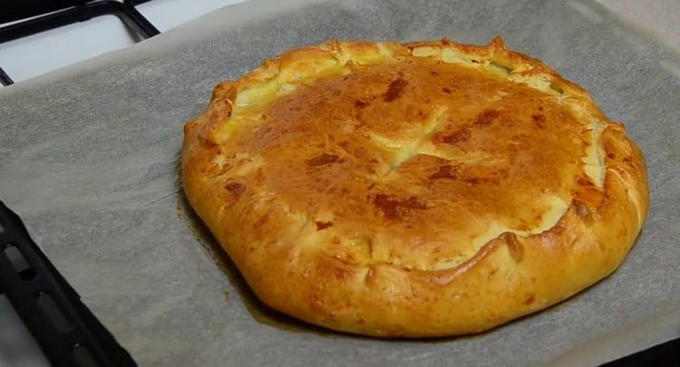 Mandiamo la torta nel forno e inforniamo fino a doratura.