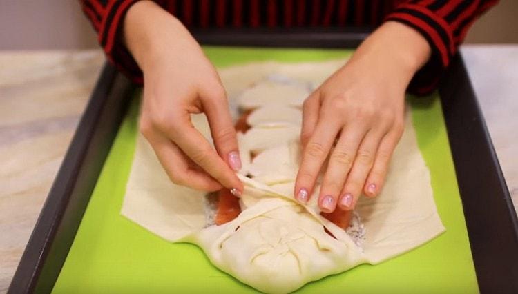 Intrecciamo la torta con un codino.