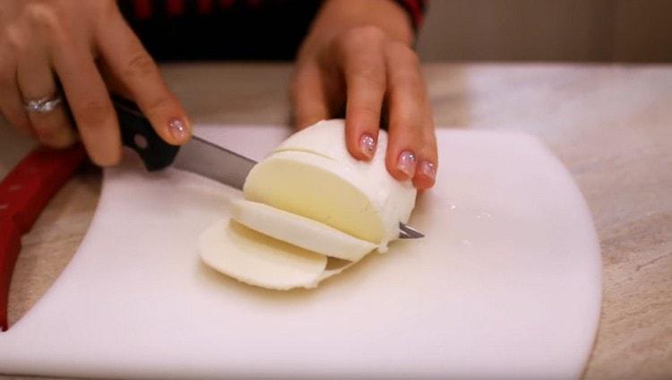 Tagliare la mozzarella a fettine sottili.