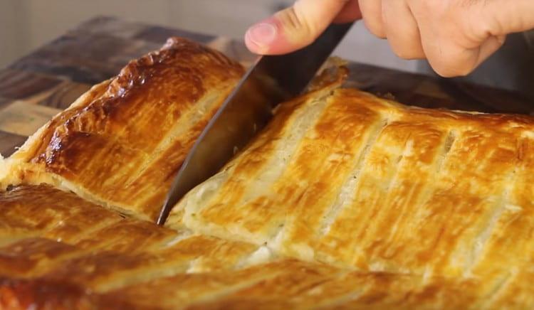 La torta di pasta sfoglia è meglio mangiare calda.