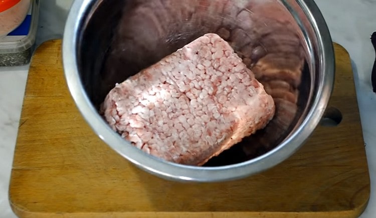 Prendiamo carne macinata pronta o passiamo la carne attraverso un tritacarne.