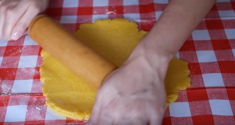 Stendiamo un po 'la maggior parte dell'impasto.