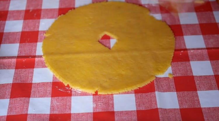 Rotoliamo la seconda parte dell'impasto per coprire la torta, al centro facciamo un buco per far uscire il vapore.