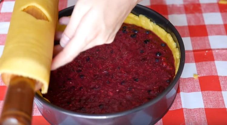 coprire delicatamente la torta con uno strato di pasta.