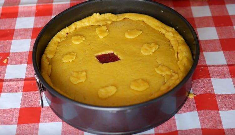 Puoi decorare la torta con i restanti pezzi di pasta.