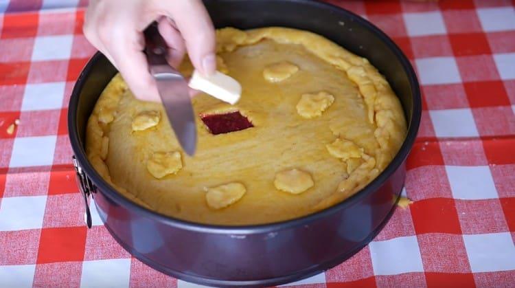 Metti un pezzo di burro nel buco della torta.