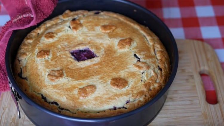 Questa meravigliosa torta di frutti di bosco viene cotta rapidamente.