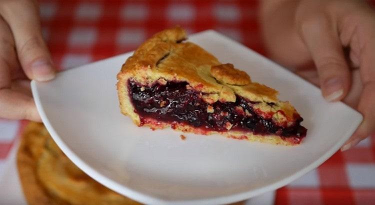 Prima di servire, si consiglia di raffreddare la torta in frigorifero.