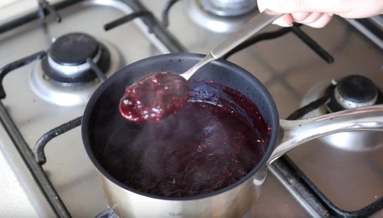 Impastare le bacche con un cucchiaio e far bollire fino a ottenere una consistenza densa.