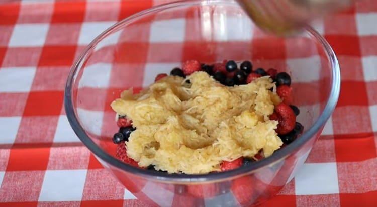 Strofina la mela su una grattugia. spremere il succo e aggiungere questa polpa alle bacche.