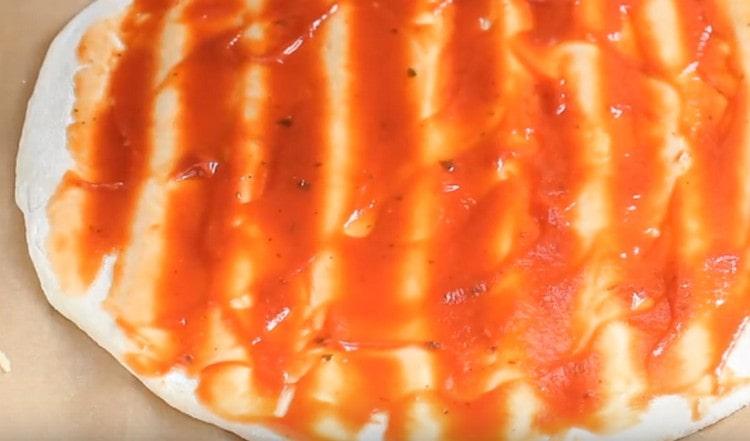 Lubrificare il pezzo con ketchup.