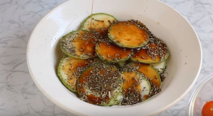 Versare le fette di zucchine con salsa di soia.