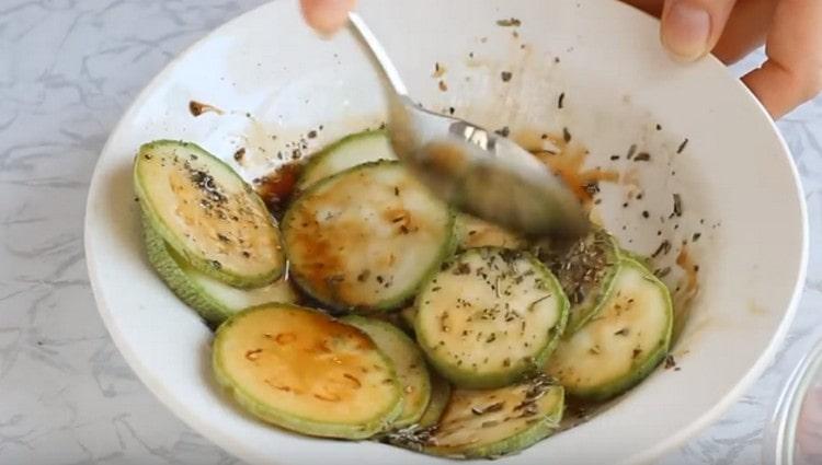 Mescolare le zucchine e lasciarle marinare.