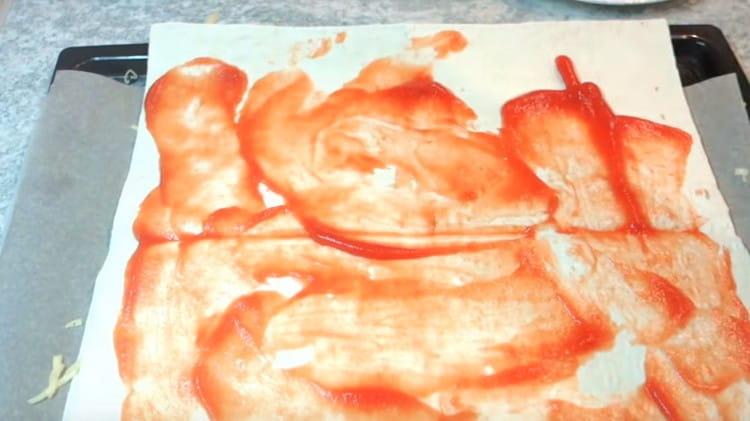 lubrificare il pezzo risultante con ketchup.