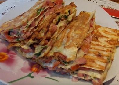 Pizza semplice e gustosa dal pane pita in padella: una rapida ricetta passo dopo passo con una foto.