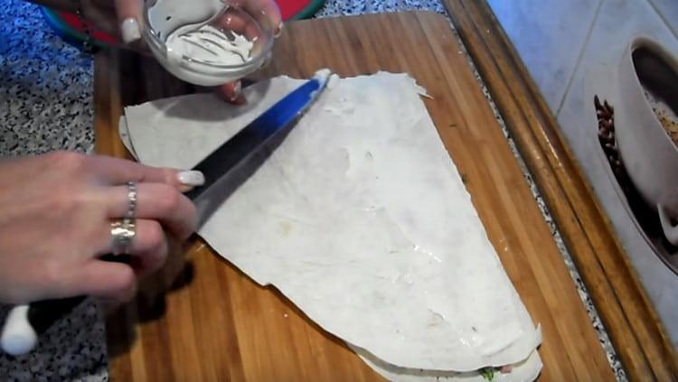 Ancora una volta, coprire il pezzo con una porzione di pane pita e ripetere gli stessi passaggi.