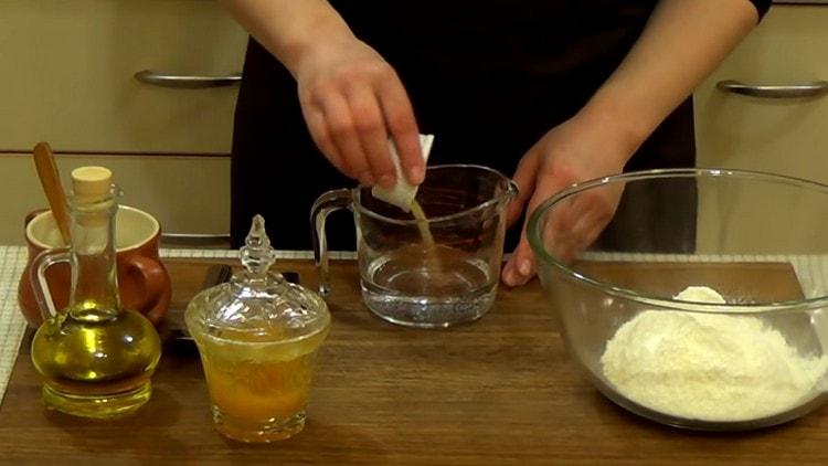 Versa il lievito in acqua calda, aggiungi il miele.