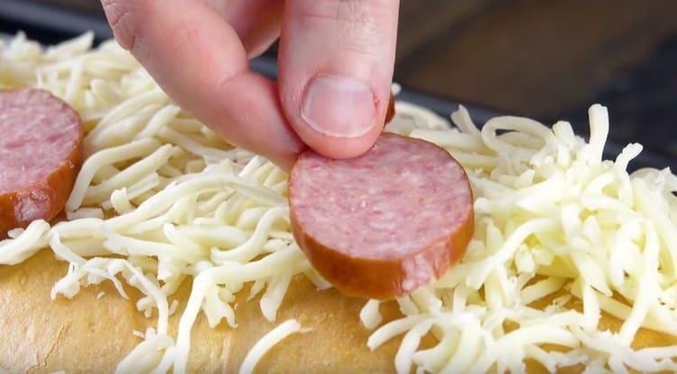 Puoi anche cospargere la parte superiore della pagnotta con il formaggio e stendere alcune fette di salsiccia.