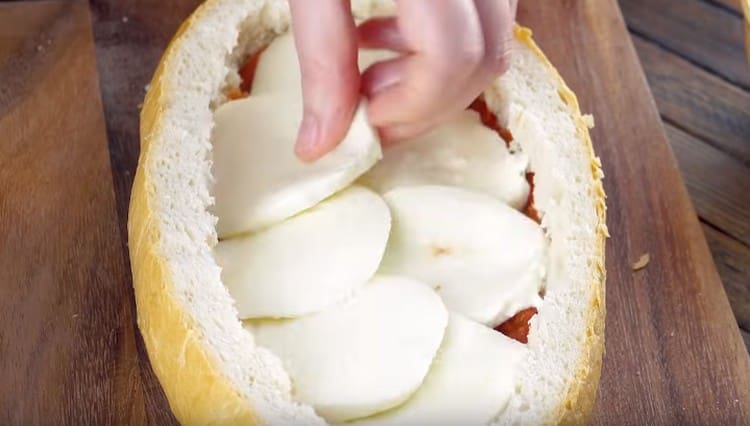 Distribuire fette di mozzarella nella barca risultante.