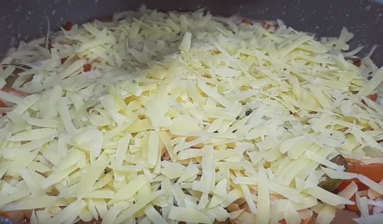 Cospargere il preparato con formaggio grattugiato.